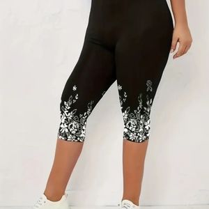 Floral graphic hem capri leggings